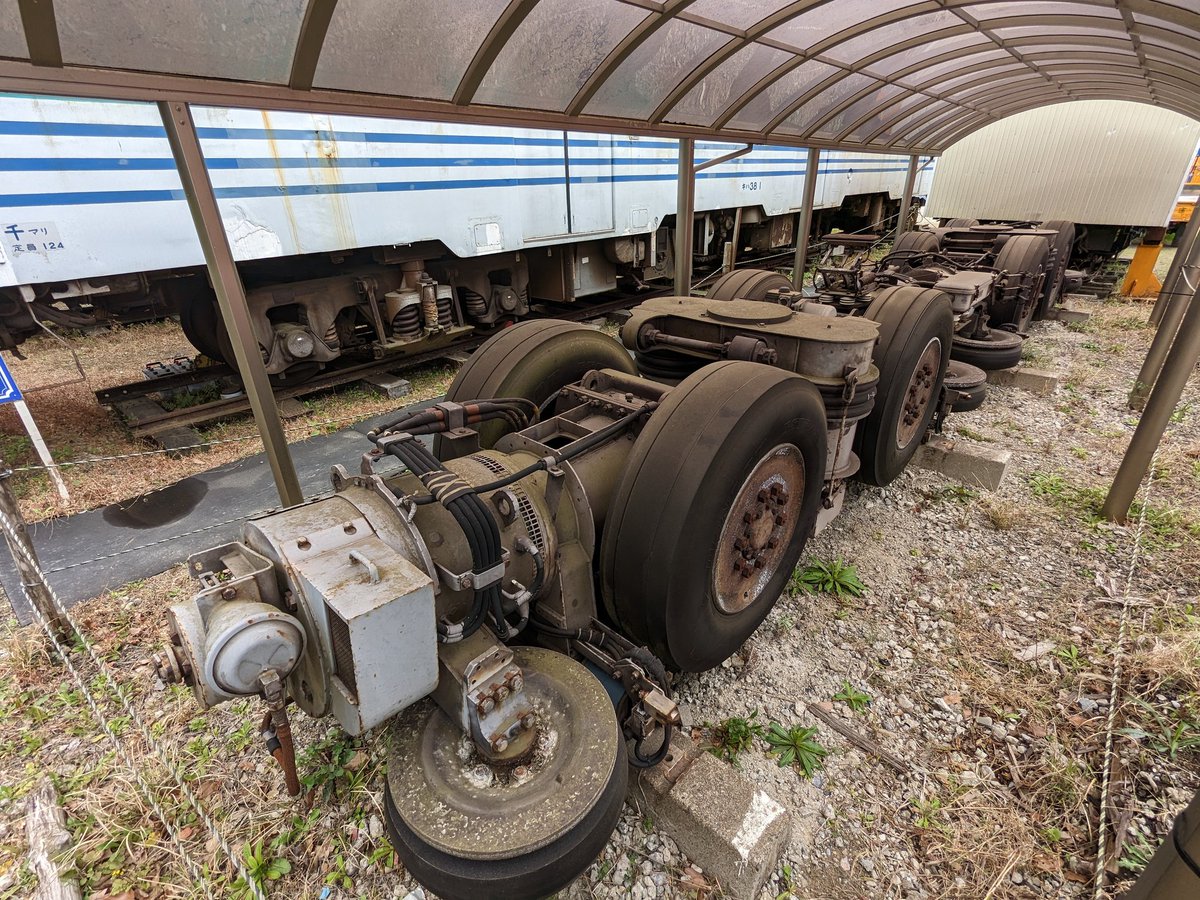 Au cœur de la péninsule de Bōsō à l'est de Tokyo se trouve le musée ferroviaire Popponooka où des dizaines de modèles sont exposés en plein air. On y trouve notamment 2 caisses du monorail suspendu de Chiba et ses bogies qui ont une parenté avec ceux des métros à pneus parisiens.