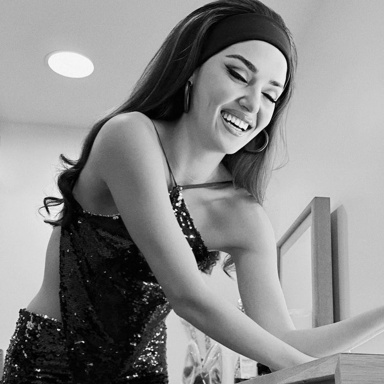 𝑺𝒑𝒂𝒓𝒌𝒍𝒆 𝑸𝒖𝒆𝒆𝒏 
𝑰 𝒂𝒎 𝒕𝒉𝒆 𝒑𝒆𝒐𝒑𝒍𝒆𝒔 𝒔𝒘𝒆𝒆𝒕𝒉𝒆𝒂𝒓𝒕, 
𝒃𝒖𝒕 𝑰 𝒂𝒎 
                  𝐇𝐢𝐬 𝐕𝐢𝐱𝐞𝐧