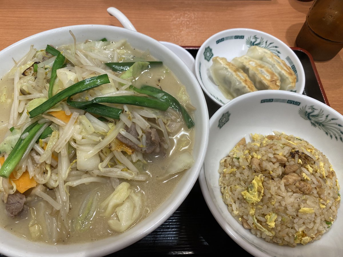 日高屋
野菜たっぷりタンメン大盛り、半炒飯、餃子🥟
野菜めっちゃ多くて美味しいにゃ😋