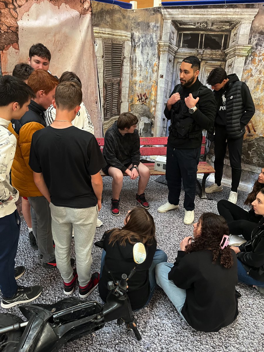 YaeleGADDICTION's tweet photo. 🚦L’escape game #SecuriteRoutiere débarque au Collège Jean Salines, à #Roquebillière.

🛵Grâce au Département des @AlpesMaritimes, l’équipe @GADDICTIONfr intervient auprès des collégiens, qui enquêtent pour découvrir pourquoi le jeune Thomas a eu un accident en scooter la veille. https://t.co/fqXzSEGecr