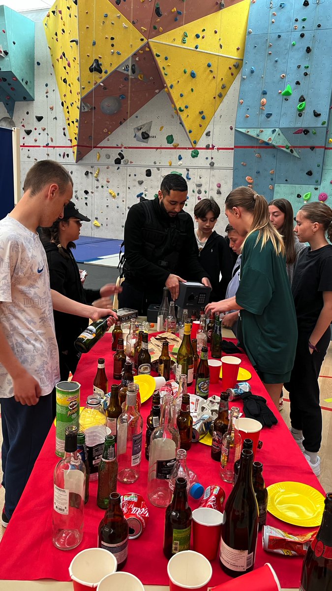 YaeleGADDICTION's tweet photo. 🚦L’escape game #SecuriteRoutiere débarque au Collège Jean Salines, à #Roquebillière.

🛵Grâce au Département des @AlpesMaritimes, l’équipe @GADDICTIONfr intervient auprès des collégiens, qui enquêtent pour découvrir pourquoi le jeune Thomas a eu un accident en scooter la veille. https://t.co/fqXzSEGecr