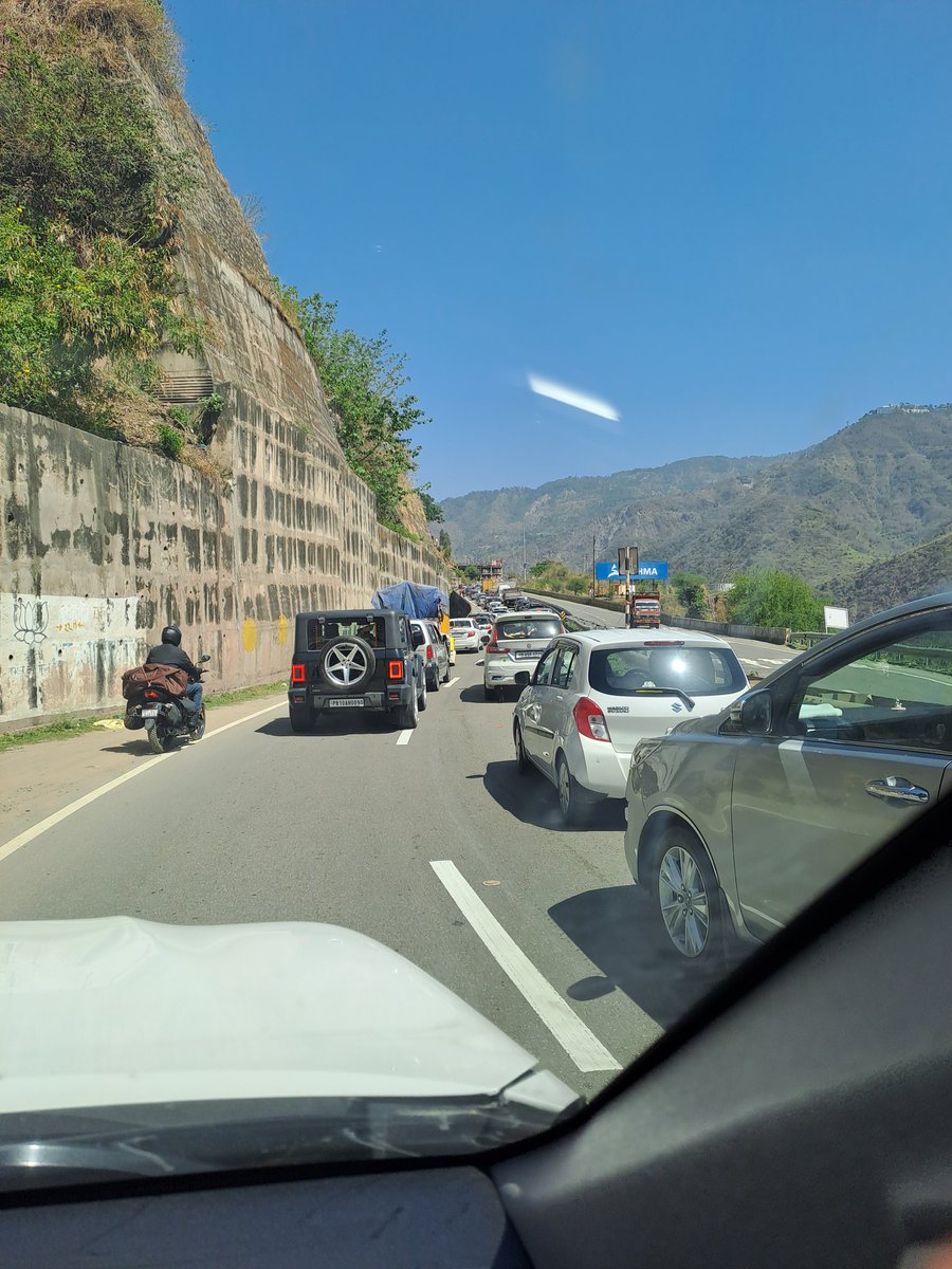 RahulSamnol's tweet photo. #HimachalPradesh  #highway jam pack today .....#kalka entry point https://t.co/82xZUDEZig