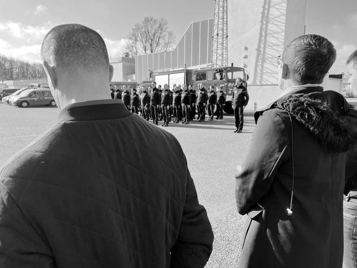 sdis27's tweet photo. Le colonel Machillot et les personnels du #SDIS27 ont rendu #Hommage avec 1 #minutedesilence au Caporal Brice CARON des @PompiersParis, décédé le 29 mars dernier.
Le colonel HC Ducouret, les #sapeurspompiers et les #PAT ont eu pensée à sa famille et à ses proches.  
#Ensemble 🙏 https://t.co/9TSNUpzst7