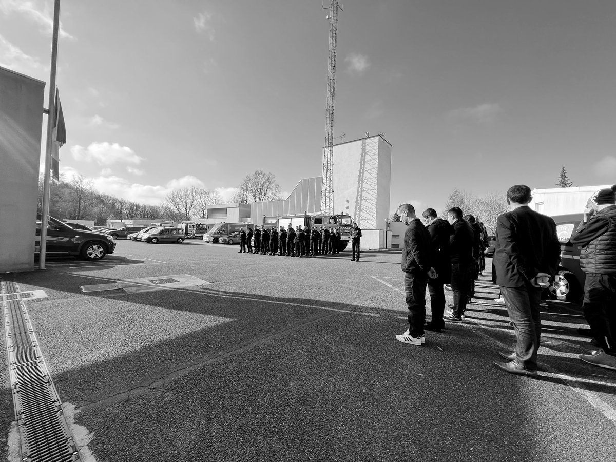 sdis27's tweet photo. Le colonel Machillot et les personnels du #SDIS27 ont rendu #Hommage avec 1 #minutedesilence au Caporal Brice CARON des @PompiersParis, décédé le 29 mars dernier.
Le colonel HC Ducouret, les #sapeurspompiers et les #PAT ont eu pensée à sa famille et à ses proches.  
#Ensemble 🙏 https://t.co/9TSNUpzst7