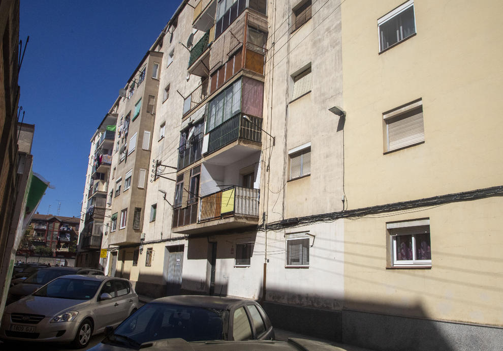 DaniMayakovski's tweet photo. Ayer en Tarrega (Lleida, Catalunya), los antidisturbios asaltaron una casa de un anciano de 83 años para desahuciarle por no poder pagar el alquiler.

Cuando entraron, el anciano se habia suicidado por el miedo a que le echaran de casa y verse en la calle.

Otro asesinato del estado, que empuja a personas en la miseria al suicidio por el miedo a no tener futuro mientras llrna los bolsillos a fondos buitre y especuladores.