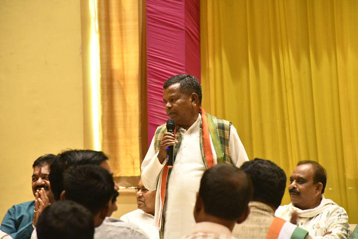 Kawasilakhma's tweet photo. संभाग मुख्यालय जगदलपुर में माननीय मुख्यमंत्री जी एवं राष्ट्रीय महासचिव श्रीमती प्रियंका गांधी के संभावित दौरे की तैयारी के संबंध में औपचारिक चर्चा के लिए शामिल होकर योजना बैठक की गई।जिसमे सभी वरिष्ठ एवं युवा साथी उपस्थित रहे। https://t.co/Zdk59iHhKl