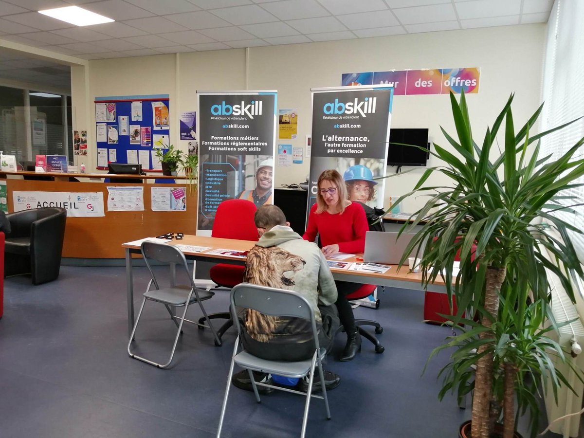 MLAuxerrois89's tweet photo. 🚀👨🎓👩🎓 Ce matin à la Mission Locale d'Auxerre : @ABSKILL_ présente ses formations et alternances en transport, logistique et industrie ! 💪
#Formationpro #ABSKILL #Jeunesse #Opportunités #Avenirpro #MissionLocale #Auxerre 🌟 https://t.co/wXgADPmazz