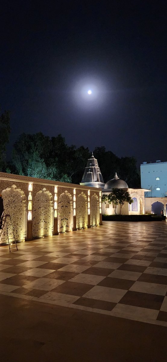 Enviable moon shining over lawn of <a href="/TheLeelaHotels/">The Leela Palaces, Hotels and Resorts</a> Jaipur.

Impressive property, boss liked it too. What say <a href="/Papa_Tusker/">Prakash Hathi</a> ?

#leelapalace #corporateevent #events