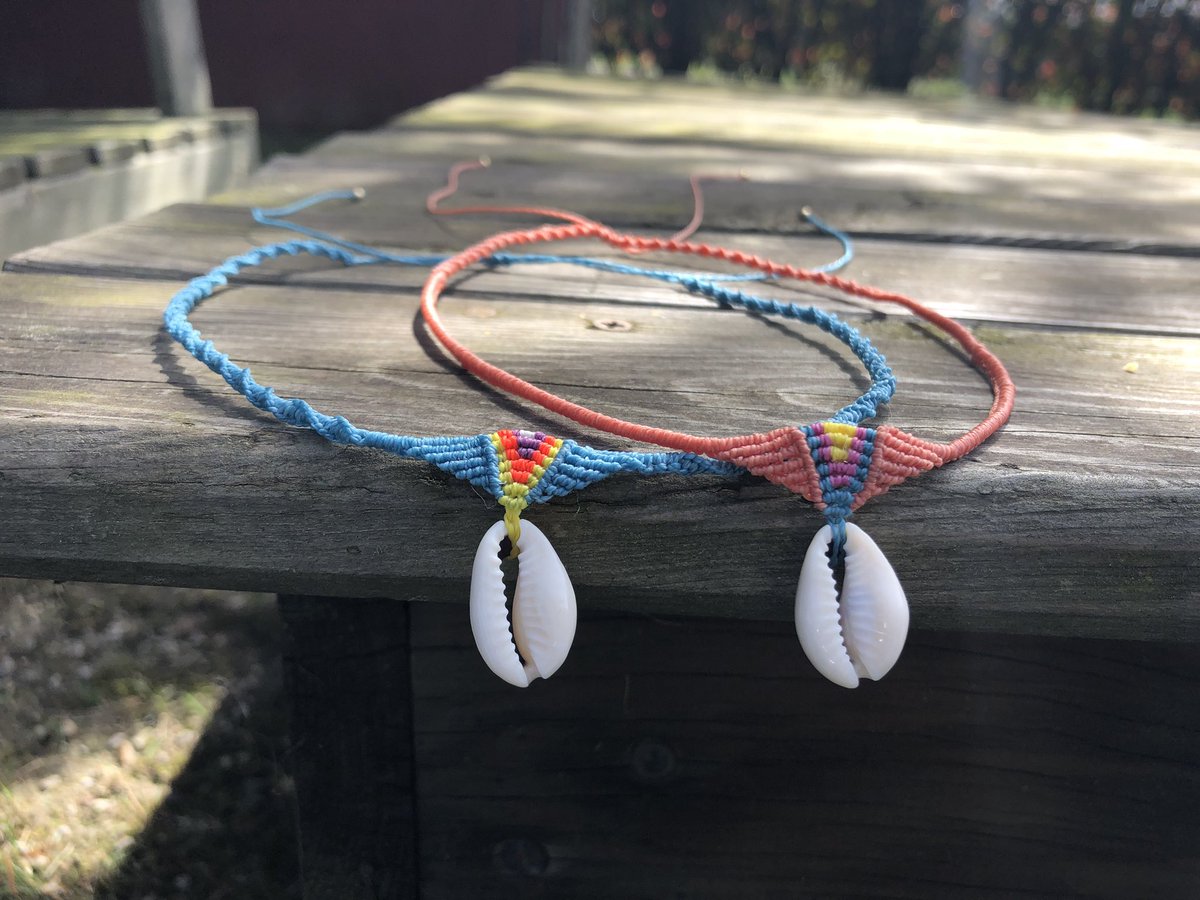 Collares para el veranito 🐚🐚🐚 
.
#macrame #verano #asturias #llanera #collares #shell #cawrieshells #summervibes #handmade #hechoamano #makramee