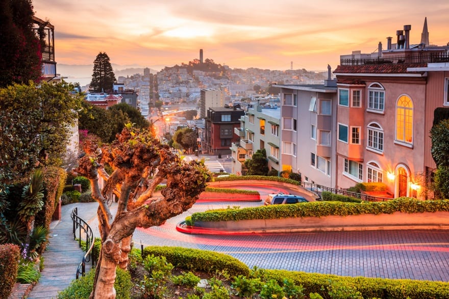 Lombard street, San Franciscо. 
Цветови и тесни кривини, исто како животот.