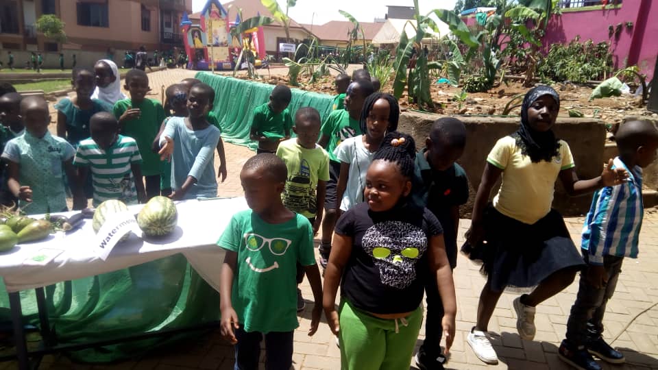 SakSchools's tweet photo. At the #GoGreen/ #FarmDay, #SirApolloKaggwaPrimarySchool- #Kisaasi displayed various animal and plant species. The children were amused to see the farm set-up and were able to identify most of the farm animals. Interestingly,we were dressed in green and black.
#WEIGNITEEXCELLENCE https://t.co/IUdEeqERBX