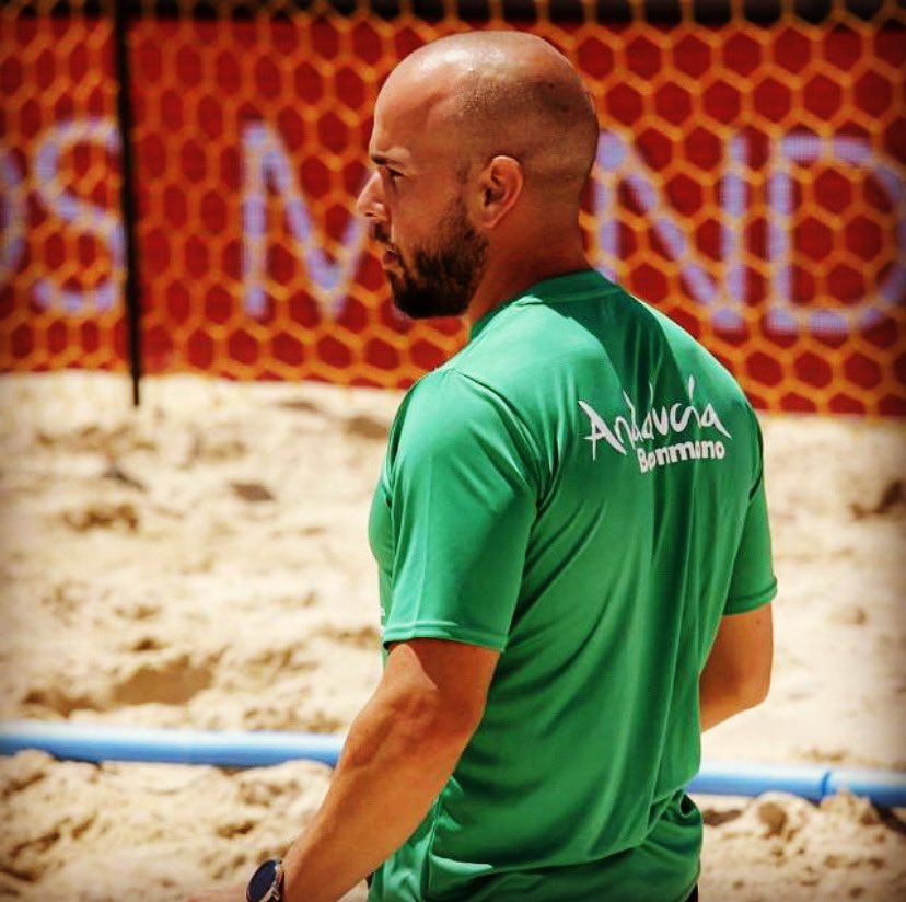 CadizCFZona's tweet photo. 𝔸 𝕤𝕦𝕤 𝕠𝕣𝕕𝕖𝕟𝕖𝕤 𝕞𝕚 ℂ𝕒𝕡𝕚𝕥á𝕟!
@18Josenavarro entrenador del primer equipo, será el encargado de poner a punto a los equipos en este inicio de temporada!
Hoy, a las 11:00 h., de nuevo en la Playa de La Victoria 📍Cádiz
#balonmanoplaya #decadicadi #gentedelzona https://t.co/4sQhj9YJ48