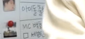mus_cat__'s tweet photo. 우와 구라철 < 이라는 유튜브에
세븐틴이랑 부석순 앨범 있따… 
CP님이 캐럿이신듯 ?!!
그리고 화이트보드에 아이돌 출발 어쩌고 적혀있고 그 밑에 세븐틴 있는데 
설마 아이돌 출발 드림팀 나오려나????? https://t.co/yzimGVGm7B