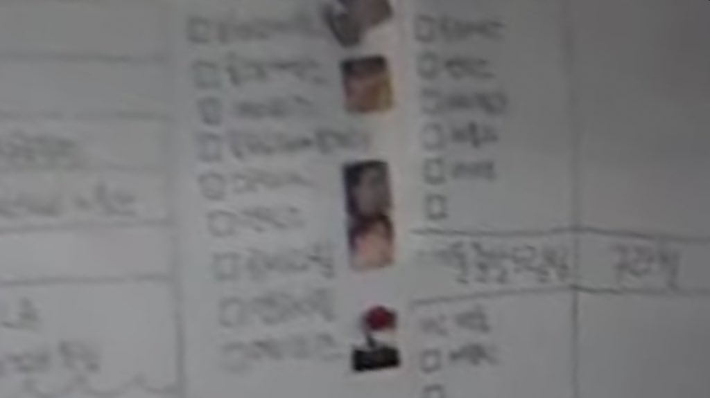 mus_cat__'s tweet photo. 우와 구라철 < 이라는 유튜브에
세븐틴이랑 부석순 앨범 있따… 
CP님이 캐럿이신듯 ?!!
그리고 화이트보드에 아이돌 출발 어쩌고 적혀있고 그 밑에 세븐틴 있는데 
설마 아이돌 출발 드림팀 나오려나????? https://t.co/yzimGVGm7B