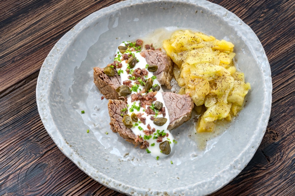 Rindfleisch gekocht mit einer Sardellen-Kapern-Sauce und Kartoffel-Gurken-Salat  ift.tt/mF2sK0Z