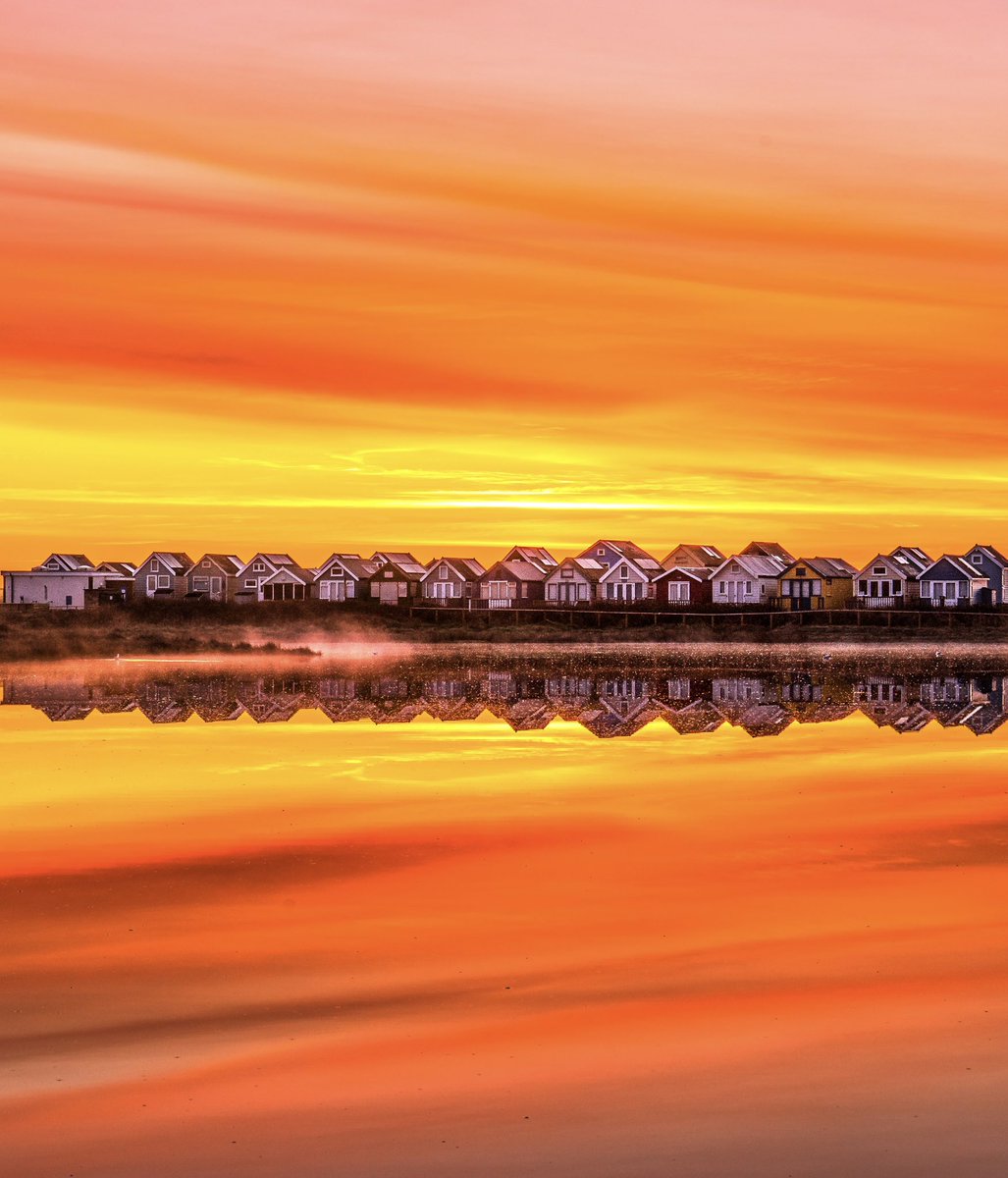 ‘A time to reflect’  Happy Good Friday everyone <a href="/StormHour/">#StormHour</a> #sonyalpha #sunrise #dorset #GoodFriday2023