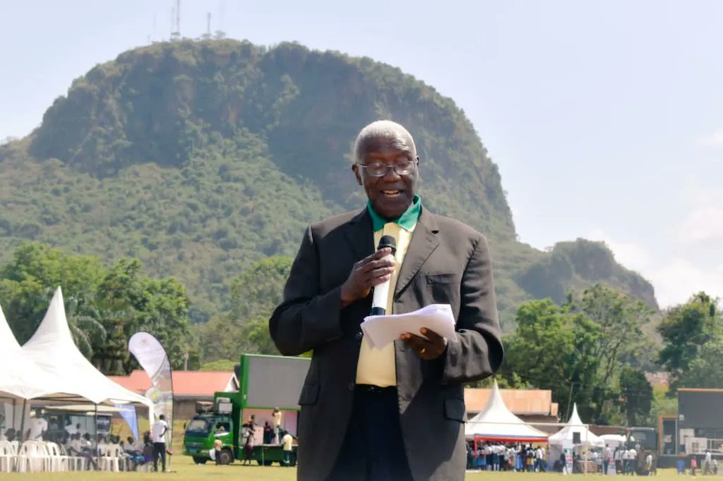 visa_cloud's tweet photo. Hon. Tom Butime showcases 🇺🇬#uganda's breathtaking beauty at King's Stadium,Tororo District during #WWD2023 celebrations. Let's conserve nature for our own benefit! 🍃 #TourismUg 

✅ Get your Uganda visa online: https://t.co/RRIVemQzfT https://t.co/3Qvics0gIT
