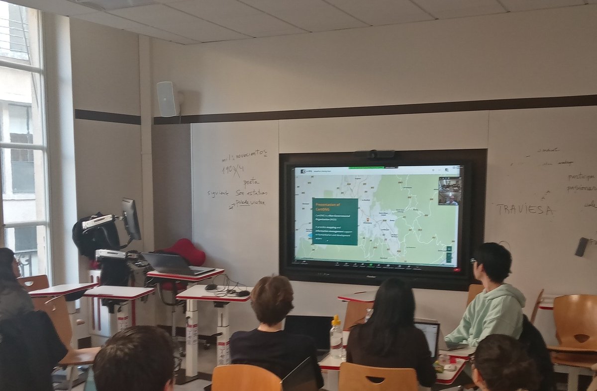Un très grand merci à <a href="/assocCartONG/">CartONG</a> et Matthieu pour son intervention de ce matin <a href="/sciencespo/">Sciences Po</a> pour présenter l'initiative <a href="/TheMissingMaps/">Missing Maps</a> !
Étudiants très intéressés et ravis de pouvoir expérimenter la #carto participative 🙌💫