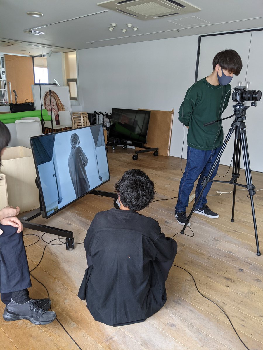 d_studio_dbs's tweet photo. イメージムービーの撮影中。
当スタジオは取材、ワークショップ、MTGの利用が多く、スチール撮影でも利用可能です。
心地よい空間『dスタ』是非ご利用ください！4月のキャンペーン実施中！
外苑前駅徒歩1分。コスパ◎

#ムービー撮影
#スチール撮影
#レンタルスタジオ 
#会議室 
#クリエイティブ https://t.co/Tp9usEPPwz