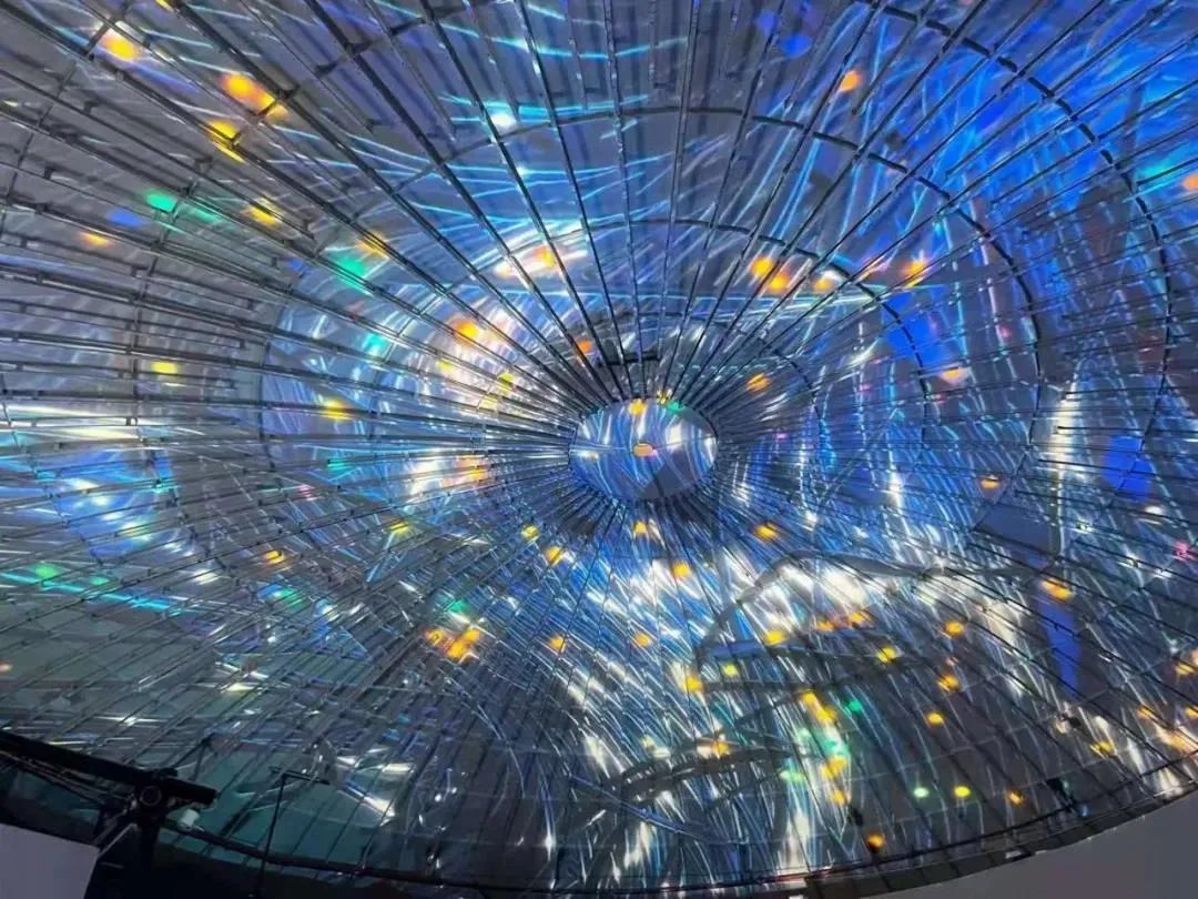 hecoos2018's tweet image. #hecoos takes you to experience the binary universe in person!

Just like jazz, the elements are seeking their own positions in the changing intentions and emotions of each other in the work. The images floating in the air are ever-changing, like a cycle of #technology and art.