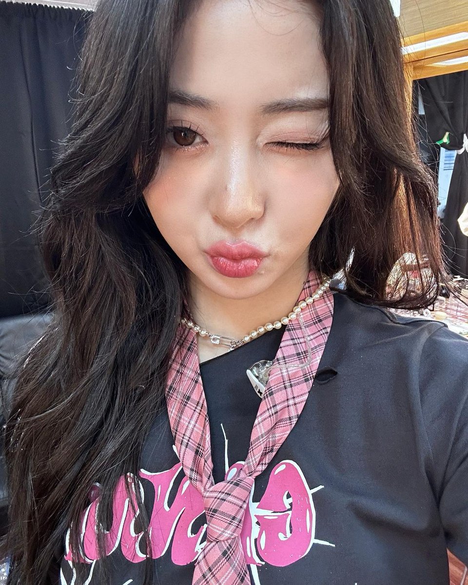 The two sides from before meeting FEARNOT are the position with no makeup look and the side with sweet makeup look. 🩷