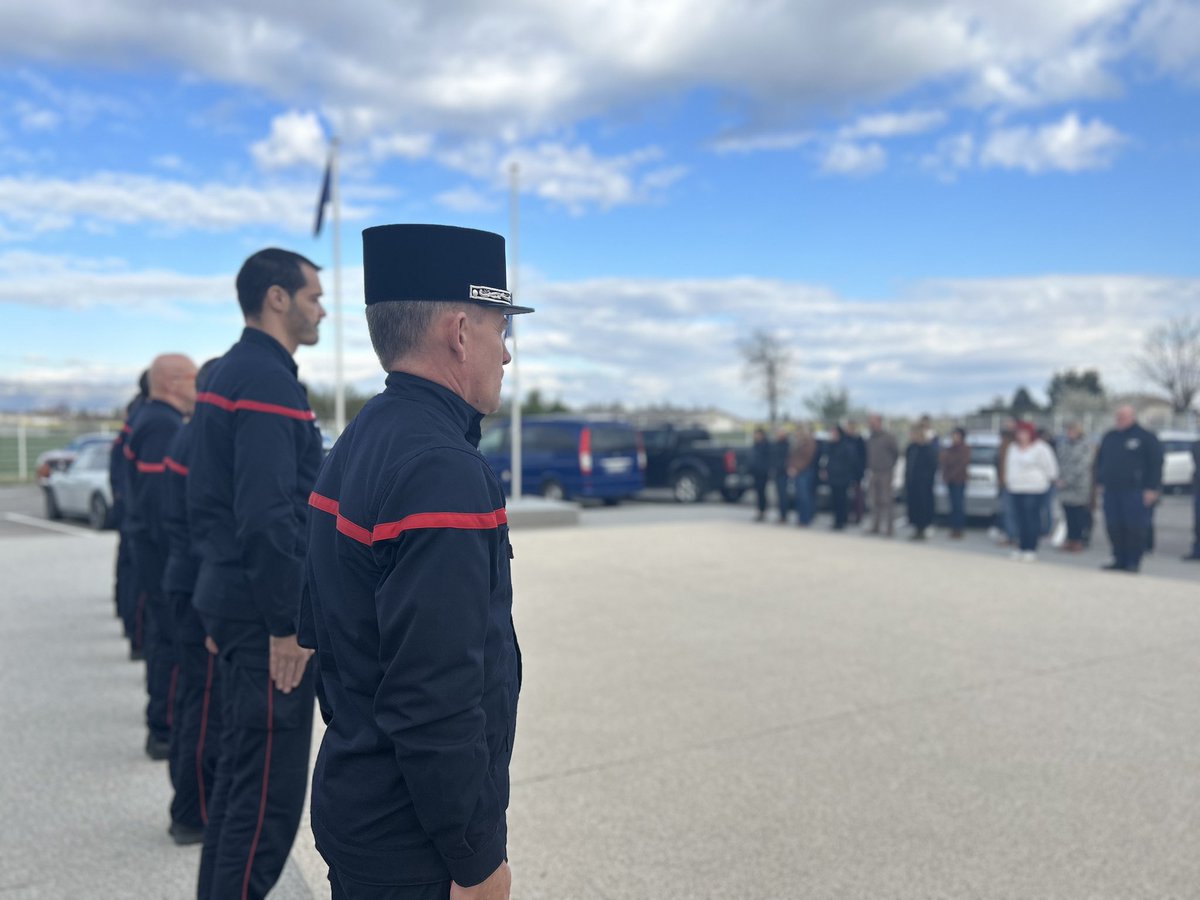 Le personnel du SDIS 26 a observé une minute de silence en #hommage au caporal Brice CARON de la brigade des sapeurs-pompiers de Paris, décédé le 29 mars 2023 lors d’une intervention à Kourou en Guyane ⚫️