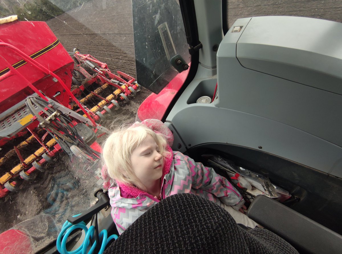 LukaszP85's tweet photo. Dzień dobry i dobranoc 😅. #zPolskiejWsi #NieMaMiekkiejGry #siew #farmlife #groch https://t.co/72flEWtkk3
