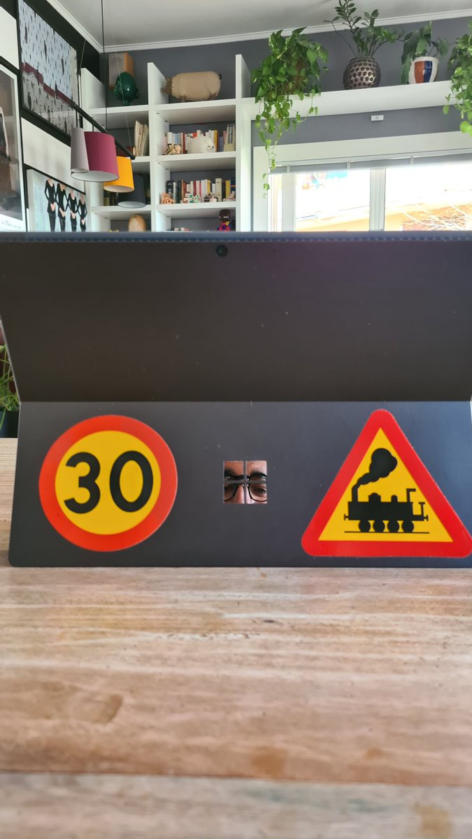 Gli strumenti di lavoro, io, il pc, 30km/h e TPL. La colonna di fumo che esce dal treno e vapore acqueo perché il treno è a idrogeno:-)