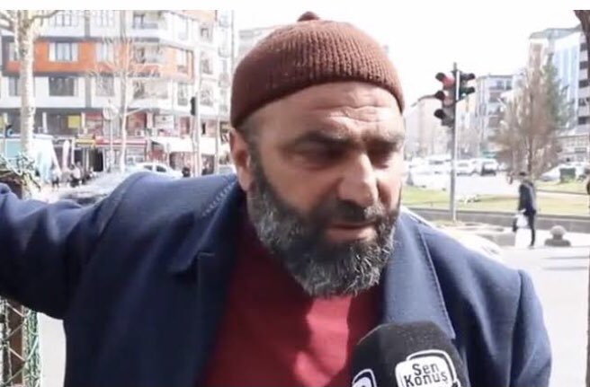 Sağdakiler rahatça halkı tehdit etsin diye soldaki arkadaşı susturmaya çalışıyorlar...

#MahirAkkoyunSerbestBırakılsın