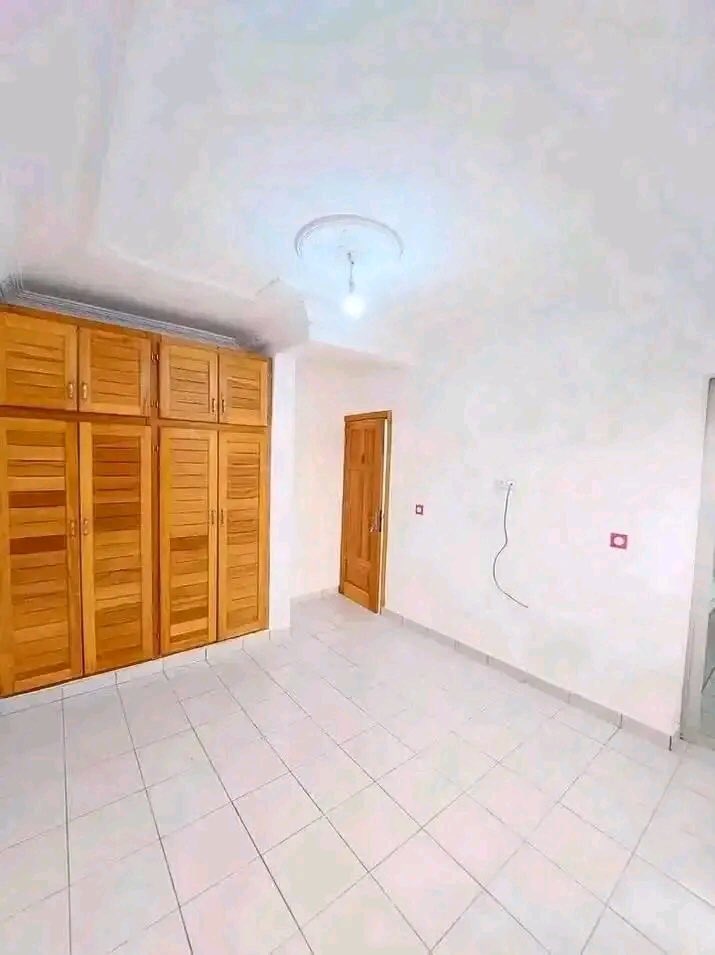 One_Immobilier's tweet photo. #douala #logpom
Appartement à Louer à Logpom Gabon
03 Chambres
02 Douches
01 Salon
01 Cuisine
Forage
Parking
Vigile H24
Prix: 170.000 fr/mois
620216394
Facebook : https://t.co/zAQrVohRnF
https://t.co/UmaA1mo6Ow
#investirimmobilier #oneimmobiliergroup #immobilierdeluxe https://t.co/KyWDYbU1l2