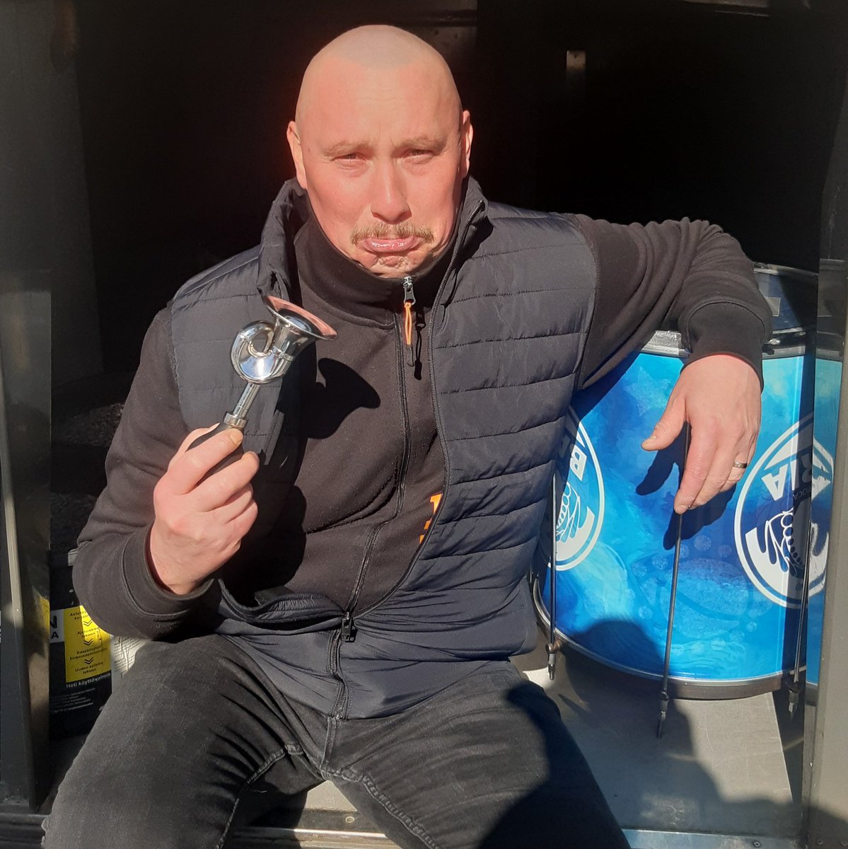 RaisionLoimu's tweet photo. Soiteltiin @AkaaVolley joukkueenjohtajan kanssa ja me jätetään myös torvet bussiin. Tuo toinen niistä oli asiasta vähän pahoillaan, mutta ymmärsi kyllä kun perusteltiin. 🤣

#Loimu #mestaruusliiga #RaisionLoimu #OranssiaVoimaa #fanimatka #fanibussi https://t.co/OoTtm0Tkd7