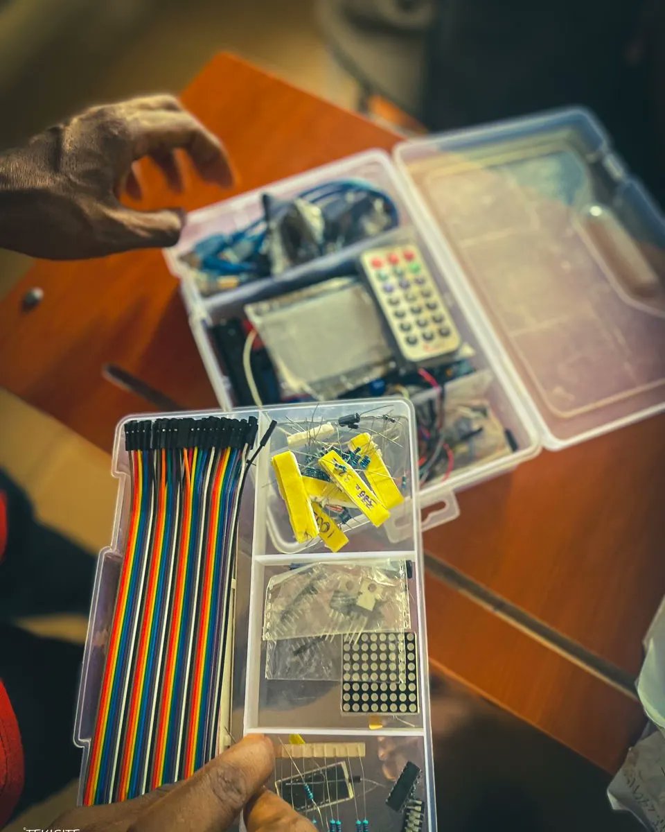Tekisite_'s tweet image. A journey of learning and building.

#Tekisite #digitalskills #futureistech #ai #robots