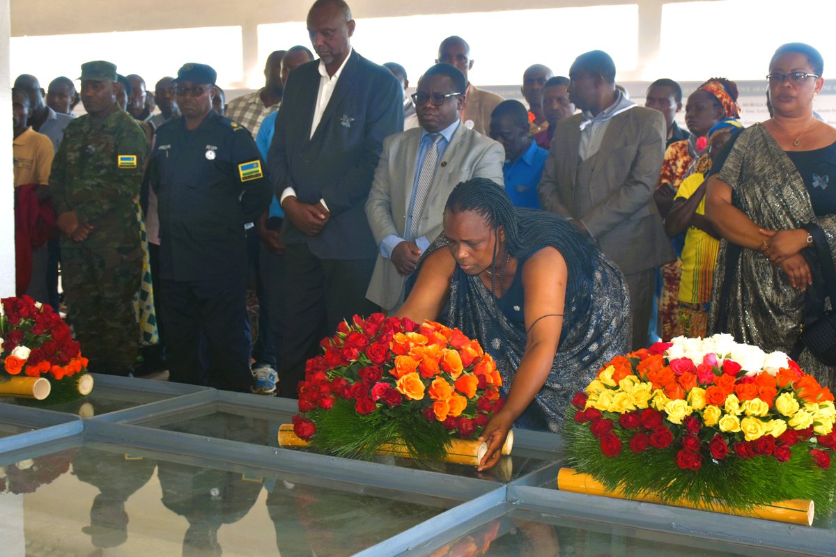 KarongiDistr's tweet photo. Gutangiza icyumweru cy'icyunamo ku rwego rwa @KarongiDistr byabereye ku rwibutso rwa Jenoside rwa Mubuga, ahari abayobozi barangajwe imbere na Guverineri wa @RwandaWest Bwana @HabitegekoFran1,  hacanwe  urumuri rw'icyizere no kunamira imibiri y'inzirakarengane ziharuhukiye. https://t.co/1clty8esLt