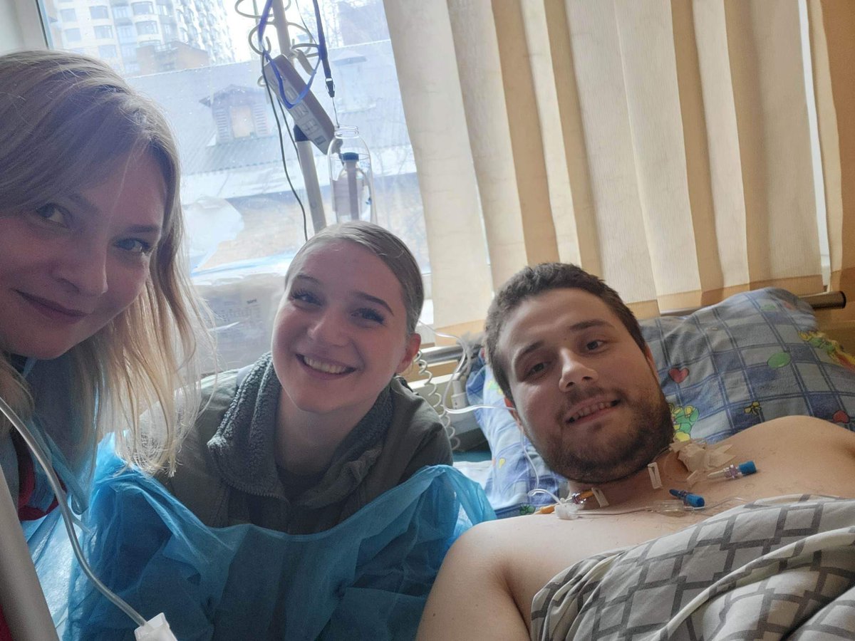 Це Женя, сьогодні йому виповнилось 26 років.
Рік тому Женя працював реабілітологом з дітками з інвалідністю. Рік тому він пішов в армію медиком. 2 тижні тому Женя стрибнув в окоп під час обстрілу, снаряд прилетів в окоп, його колегу вбило на місці, Женя втратив ногу.