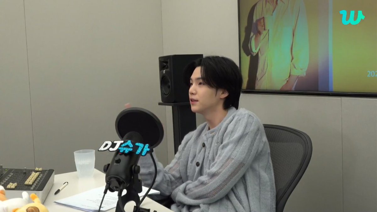 (แปล) ไลฟ์ 슙디의 돌아온 꿀에펨

🐱สวัสดีครับทุกคน สบายดีกันรึป่าวครับ? kkul fm กลับมาแล้วหลังจากห่างหายกันไปซักพักนะครับ
🐱นี่คือดีเจชูก้า ชูก้า ชุปดีครับ!
🐱เพลงใหม่ของ Agust D เป็นยังไงกันบ้างครับ?

#SUGA #BTS <a href="/BTS_twt/">방탄소년단</a>