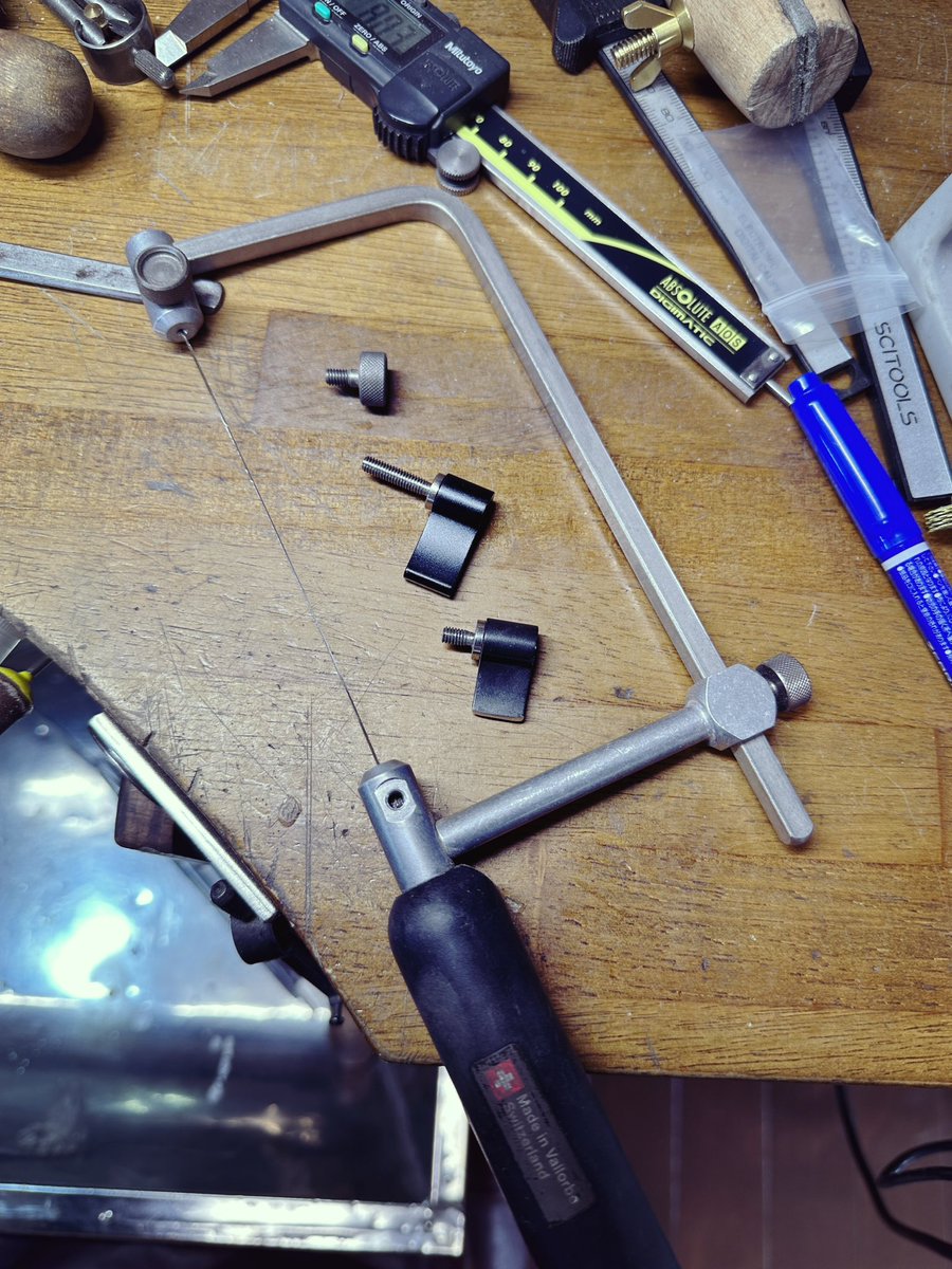 Misaboustudio's tweet photo. ノコフレームのネジを小細工。
海外ジュエラーさんの作業動画を見てのお真似。
デフォルトネジはいちいち指で回して締めて開けてを繰り返すと指先痛くなるんだけど
これなら片手でロックオフが出来るようになった！透かし作業の時に差し替えが早く楽に出来るようになるわ〜

#ジュエリー工具 https://t.co/ekWzM2ELRX