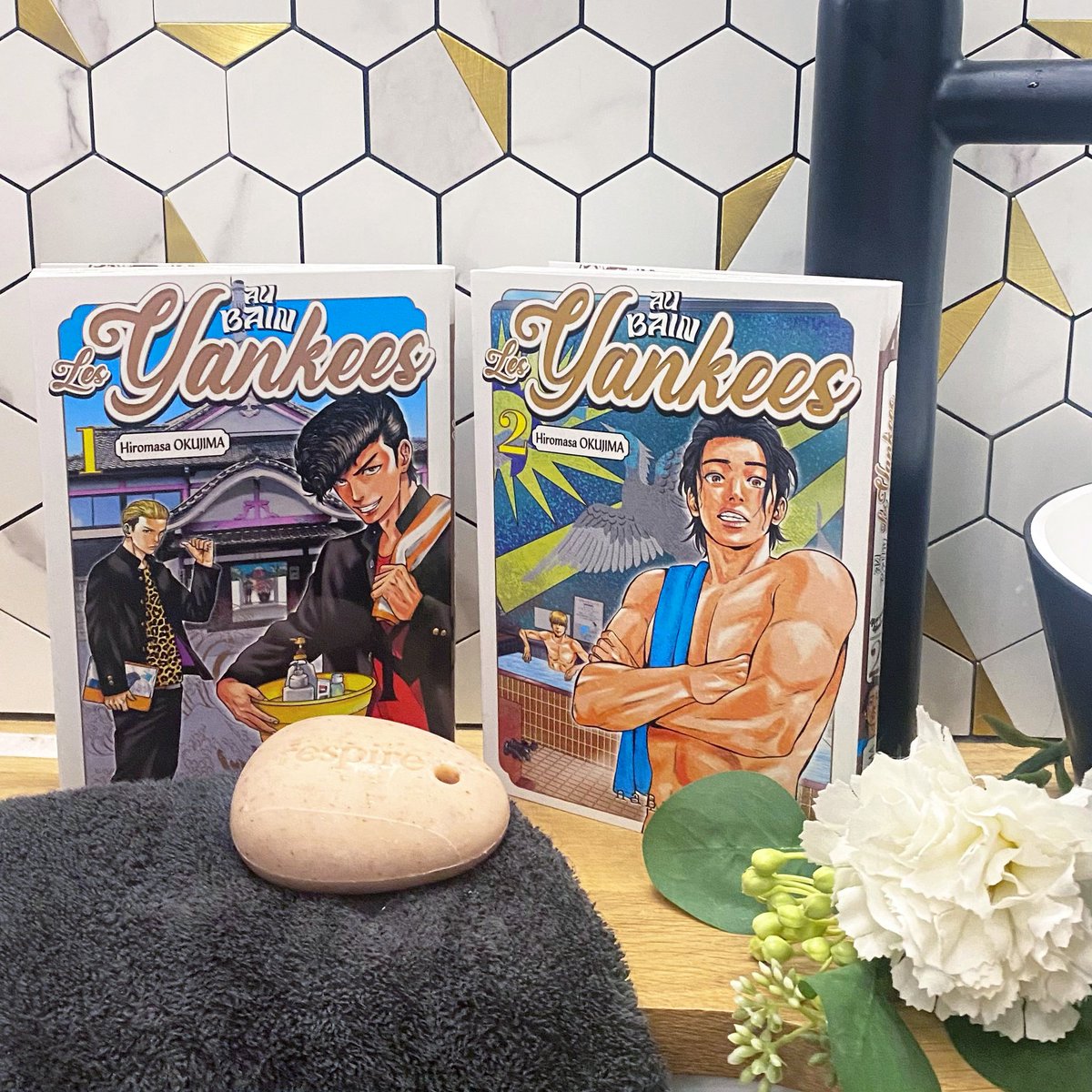 NabanEditions's tweet image. ♨️ Jour de sortie ♨️

Ils sont enfin disponibles en librairie !

🐲🐯 Au programme de « Au bain, les Yankees ! » de @HiromasaOkujima : un peu de baston, beaucoup d’humour, des personnages hauts en couleur et des petits tips sur les bains publics pour un futur voyage au Japon ? 😉