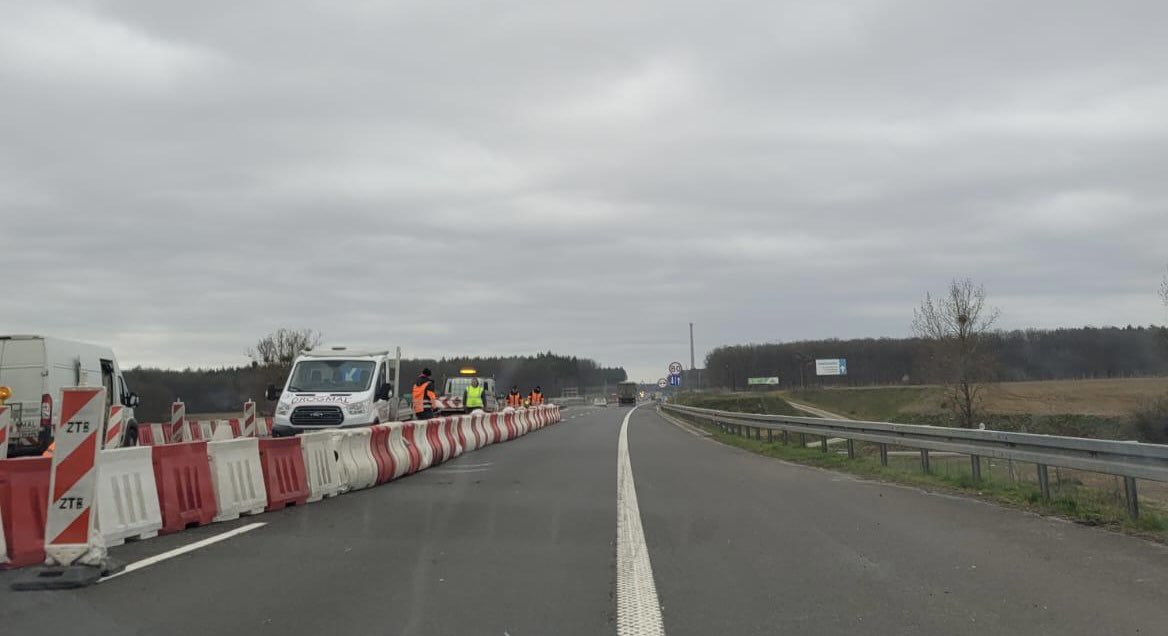 GDDKiA_Szczecin's tweet photo. Trwają roboty związane z remontem wiaduktu w tym dylatacji wzdłuż drogi na wysokości m. #Chlebowo w ciągu drogi #S3a na odcinku Węzeł Klucz - węzeł Gryfino #zachodniopomorskie https://t.co/bdwnoHQ7rW