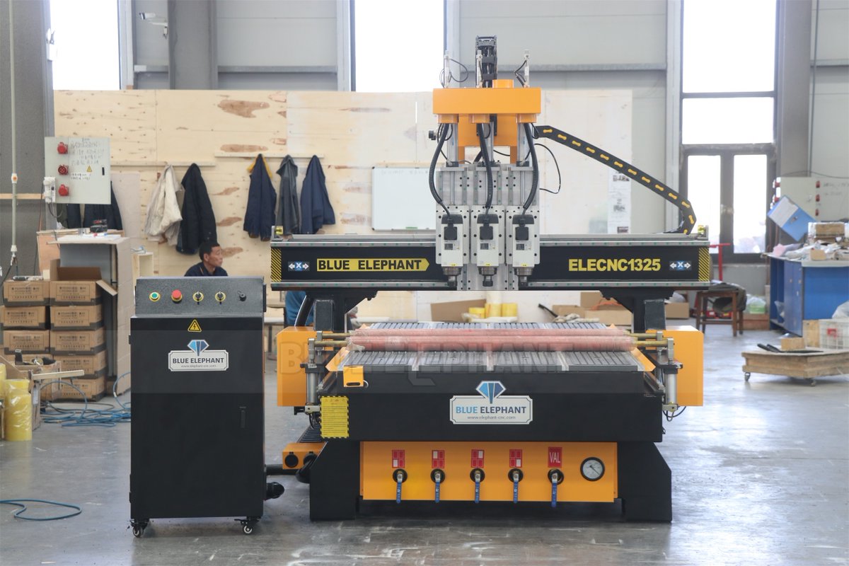 ElephantCnc's tweet image. 📷Congratulations to Romanian customer！！
📷The cost-effective 1325 CNC router with 3 spindles will be sent to his factory for business. It is a very good choice for completing mass production.
#romania #multispindle #cncrouter #woodworking #blueelephant