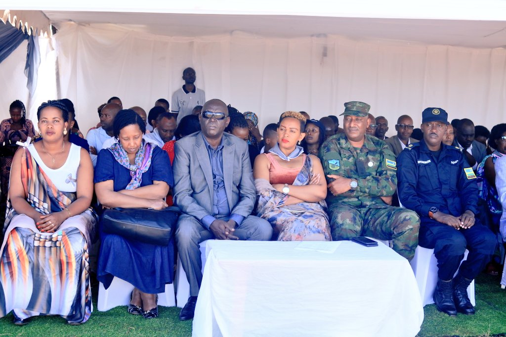 Muri iki gitondo ubuyobozi bw'Akarere bwifatanyije n'abaturage kimwe n'abandi banyarwanda #Kwibuka29 no kunamira abazize Jenoside yakorewe Abatutsi, mu muhango uri kubera ku rwibutso rwa Jenoside yakorewe Abatutsi rwa Nkungu, mu Murenge wa Munyaga