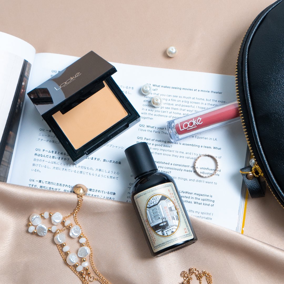 lookecosmetics's tweet image. Can you spot something different? 👀

Clue-nya, kalo kamu punya set ini bakal bikin Ramadhan kamu lebih ✨ flawless &amp;amp; smell good ✨

Absen pakai 🔁 + ❤️ yuk buat yang mau diketuk DM-nya buat kirimin Surprise Set ini!