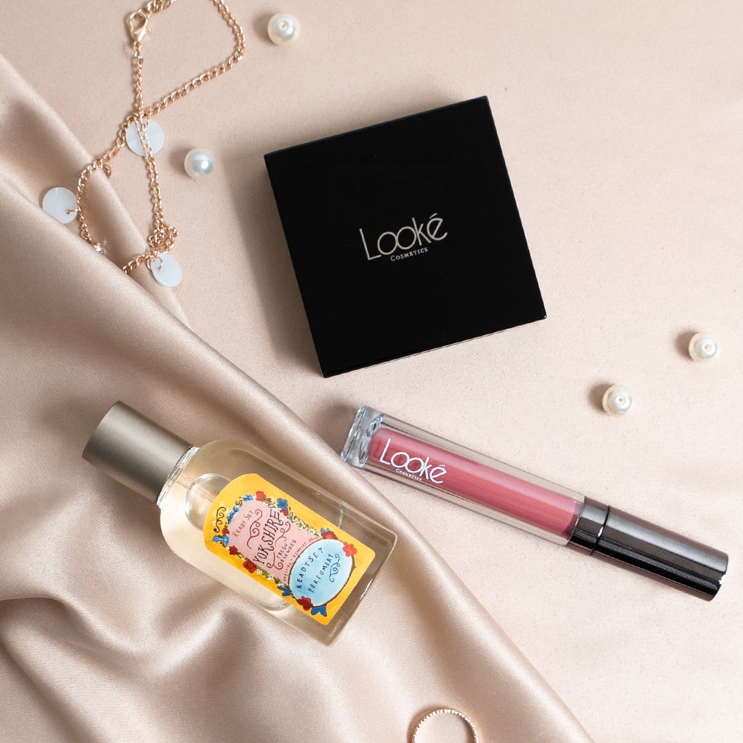 lookecosmetics's tweet image. Can you spot something different? 👀

Clue-nya, kalo kamu punya set ini bakal bikin Ramadhan kamu lebih ✨ flawless &amp;amp; smell good ✨

Absen pakai 🔁 + ❤️ yuk buat yang mau diketuk DM-nya buat kirimin Surprise Set ini!