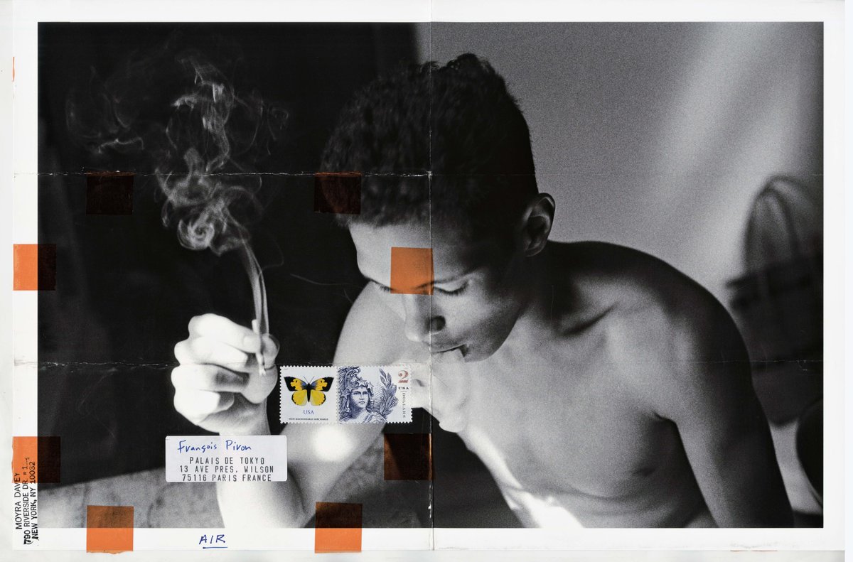 🇫🇷 Dans une œuvre récente actuellement exposée au <a href="/PalaisdeTokyo/">Palais de Tokyo</a>, l’artiste et écrivaine Moyra Davey combine une multitude de références pour évoquer les moments éphémères de la vie. Lire l'article 👉 bit.ly/42ZM1is