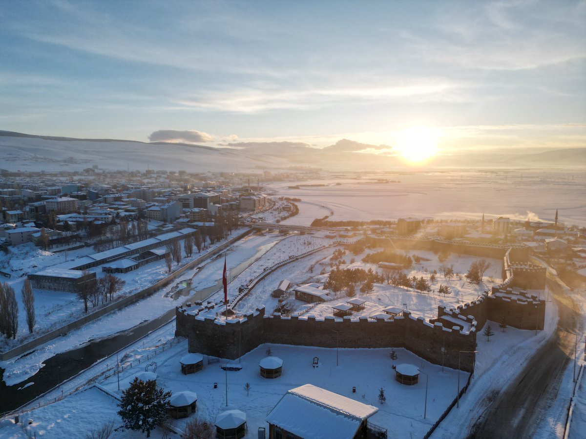 Soğuktur suları insanı merttir
Karı ve boranı havası serttir.
Bilirim köylerde ulaşım derttir
Buram buram eser yelin Ardahan!
           
Güneşin doğduğu şehrin, Serhat Ardahan’ın güzel insanları kıymetli hemşehrilerim gününüz aydın olsun.

#Ardahan