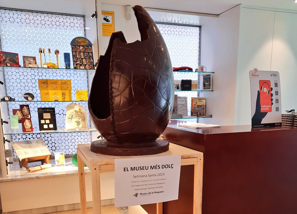 🟣 Aquests dies de #SetmanaSanta estem oberts al públic.
Pots visitar l'exposició permanent, també la sala temporal amb una mostra sobre el pintor targarí Jaume Minguell, i abans de marxar, tastar un tros de la mona de xocolata 🐒  que trobaràs a la recepció.