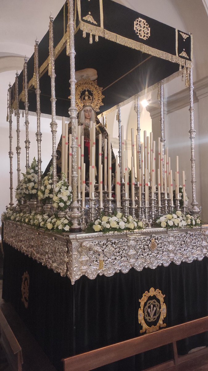 #EXORNO Nuestros pasos listos para la salida procesional de esta tarde. El exorno floral está compuesto por:

Cristo: Rosa y Limonium rojo.
Virgen: Rosa mondial, clavel, margarita euro, flor de cera y Limoniums y Alelí. 

Agradecer a Detalles Arte Floral su arreglo.