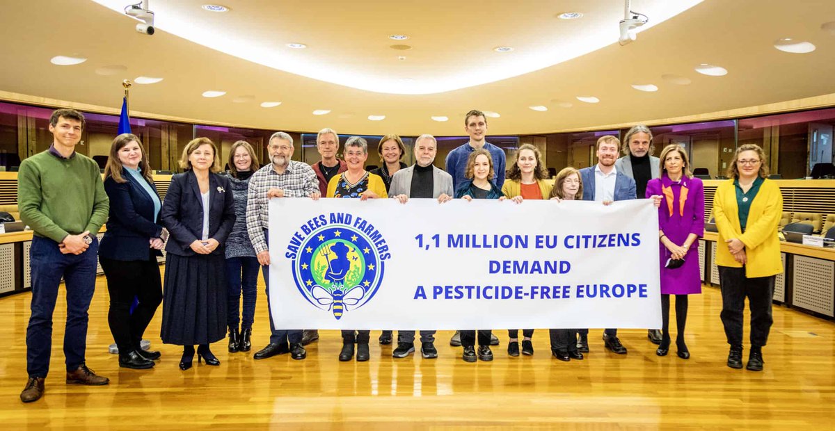 OptionMagazin's tweet photo. Diese Woche hat die Europäische Kommission ihre offizielle Antwort an die 1,1 Millionen Bürger:innen, die die Europäische Bürgerinitiative (EBI) “Bienen und Bauern retten" unterzeichnet haben, vorgelegt. "Wir arbeiten bereits an der Umsetzung eurer Forderungen!", l... https://t.co/3FxXo7VfOi