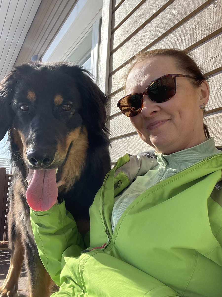 Pitkät lenkit aurinkoisella meren jäällä vaihtuivat pallon heittelyyn ja terassilla hengittelyyn, koska #korona löysi mut lomalla. Menee se näinkin, lenkkeillään sitten myöhemmin .#StayHealthy