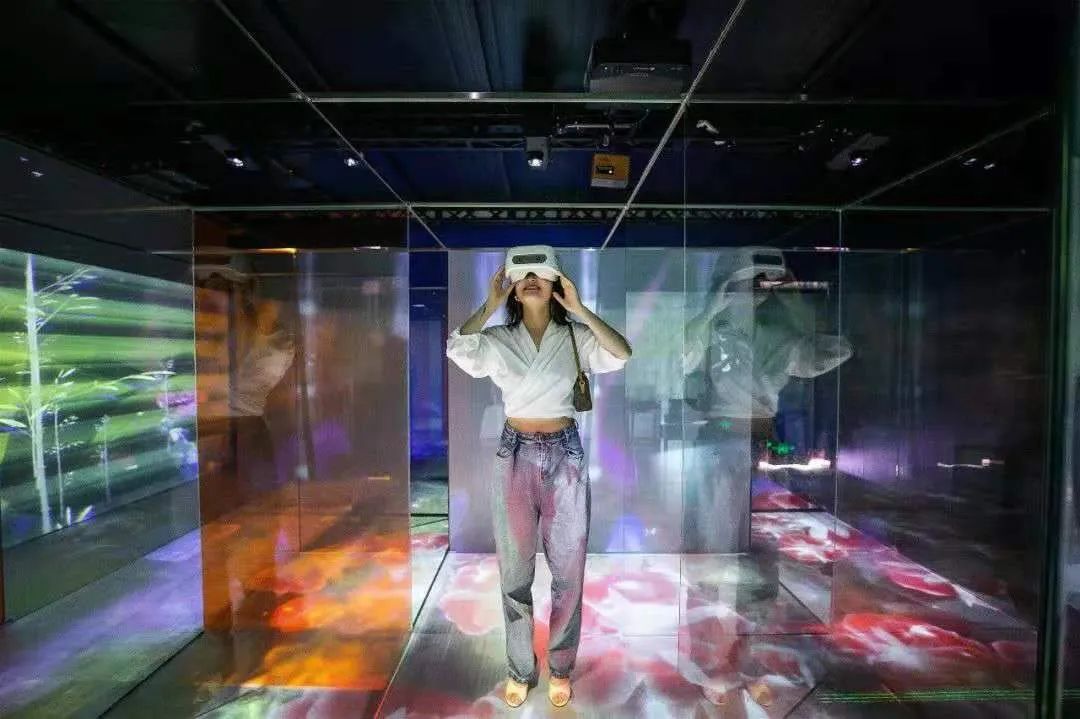 hecoos2018's tweet image. #hecoos and Sephora have also collaborated before!

13 #projectors project light and shadow images. The new #digitalart flagship store joins hands with well-known artists to create a unique and trendy beauty #experience for consumers, creating a popular check-in spot.