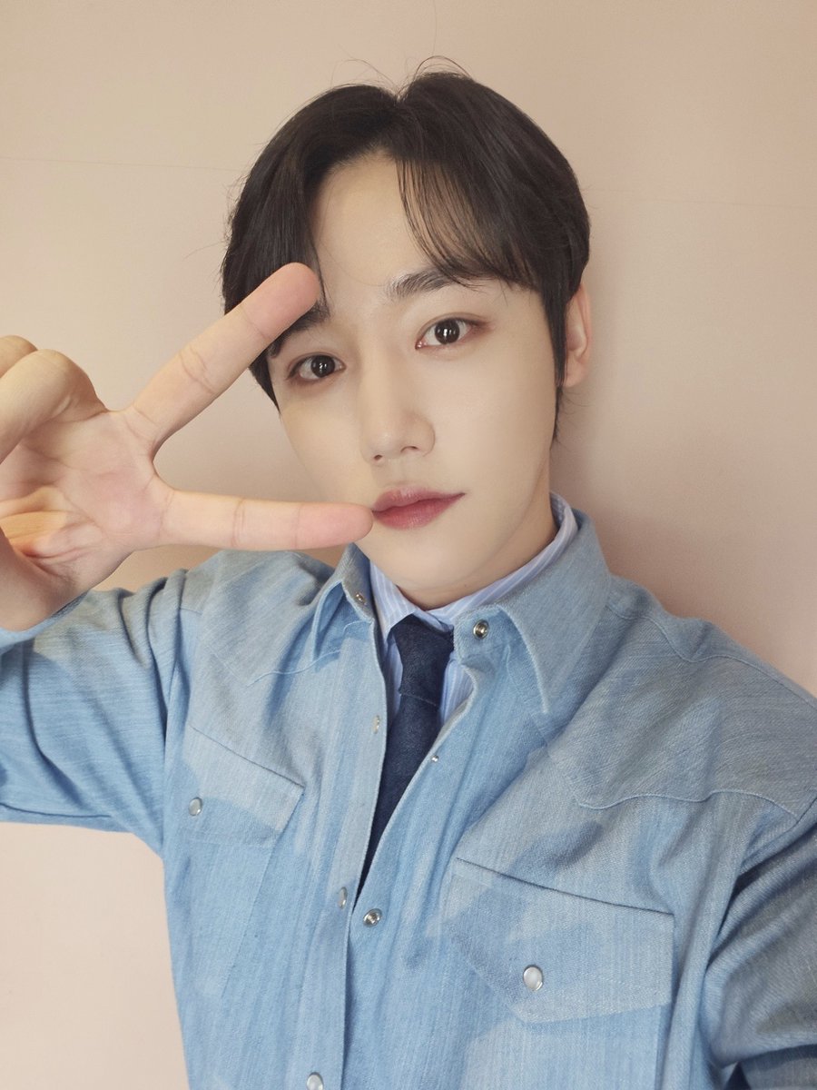 GoldenChild's tweet photo. [💡] #골드니스 여러분!
잠시 후 6:40 PM JTBC #차이나는클라스
#이장준 이 출연합니다.
따뜻한 봄🌸과 함께 찾아온 장준🐤🐶이랑
함께 재밌게 공부해요❣

#GoldenChild #골든차일드 #GNCD
#LeeJangJun #차클 https://t.co/b0FlnmuD6S